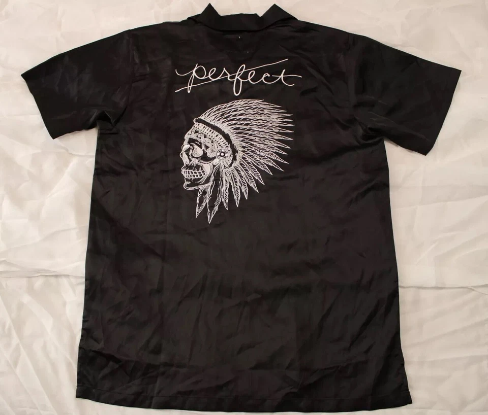 Hombre EPTM. NUEVO CON ETIQUETAS Negro Satén Botón Frontal Top Gráfico Streetwear M Logo Calavera Foto 2 de 4