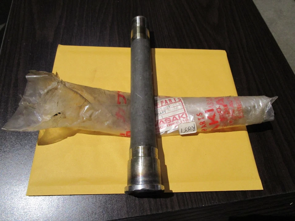 1973 74 75 KAWASAKI F11 ДЕТАЛЬ ВАЛА РУЛЕВОГО ШТОКА # 44052-003 - Изображение 2 из 4