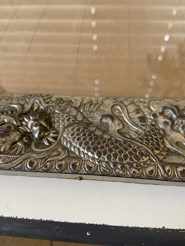 Antiguo HERMOSO Marco de Dragón Chino Asiático de Metal Martillado Soporte con Vidrio Plateado - Imagen 12 de 21