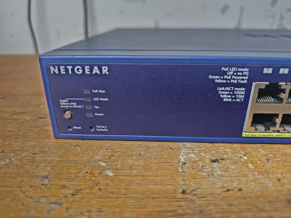 NETGEAR ProSafe FS728TLP 28-Port Network Switch 10/100 Smart Switch 12 PoE ports - Image 3 of 4