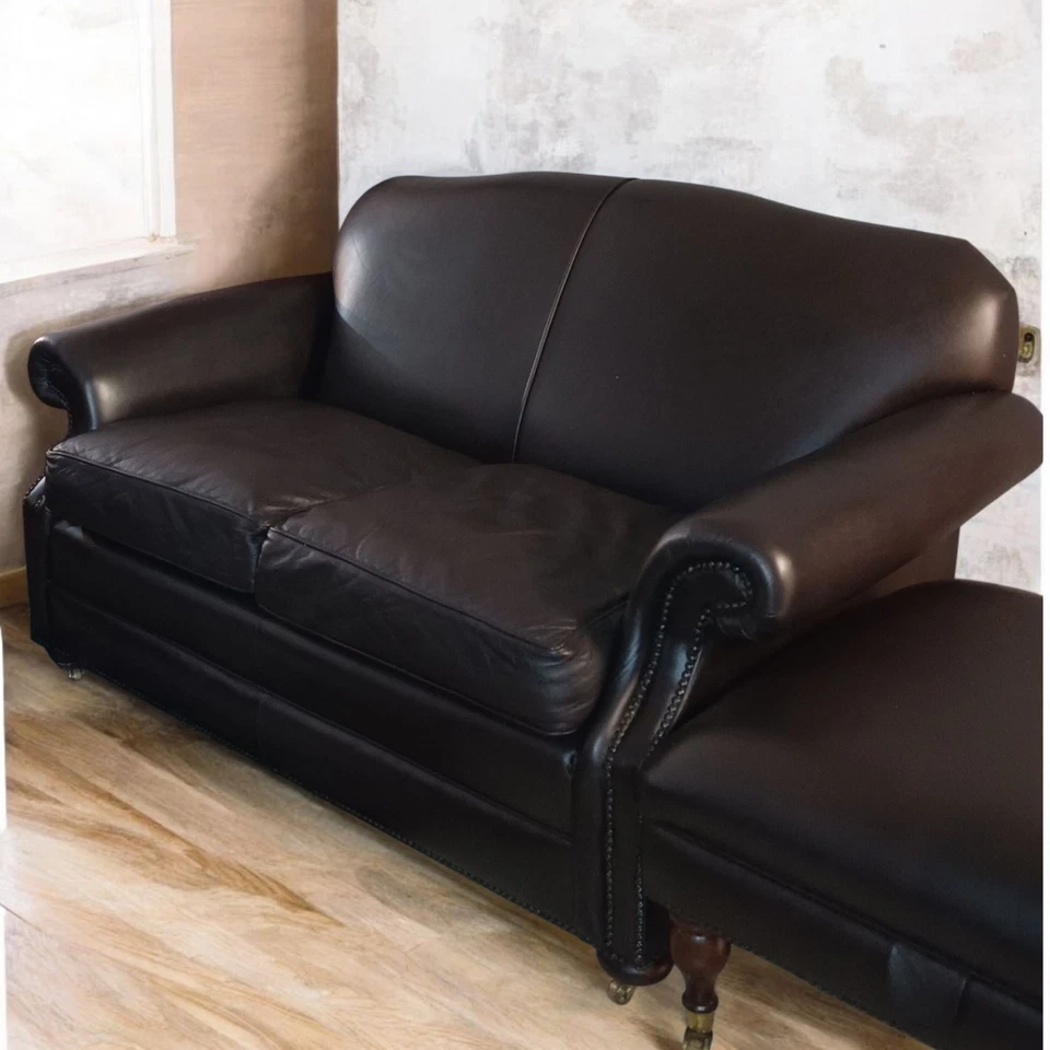 Sofá de cuero, otomano de Laura Ashley y una silla de cuero con respaldo de ala. Hecho en el Reino Unido Foto 4 de 4