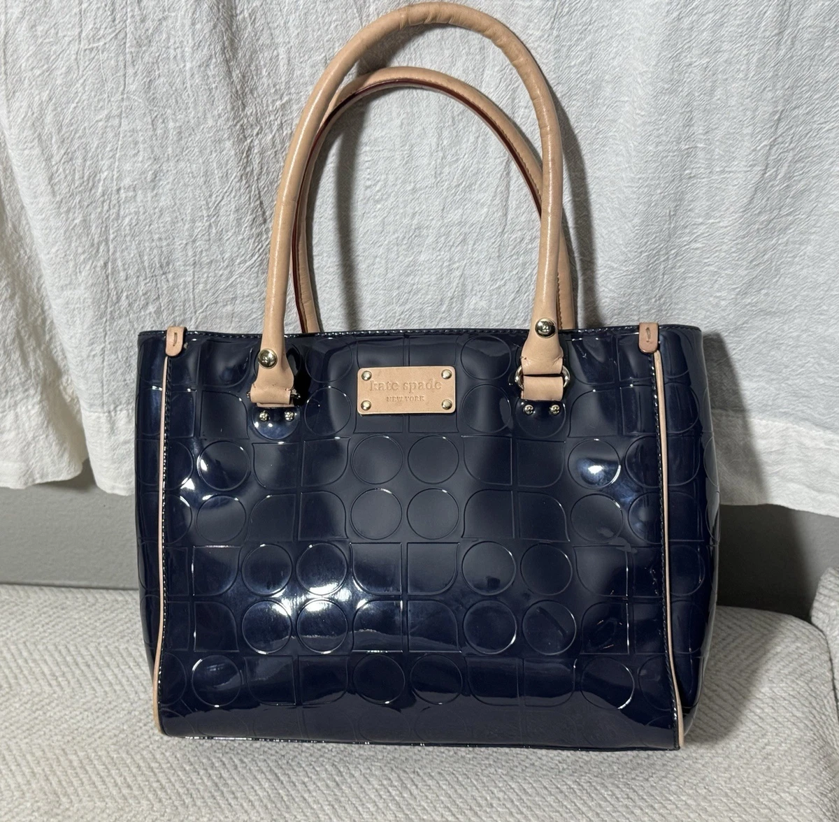 Preços baixos em Kate Spade New York Azul Patente Bolsas Femininas