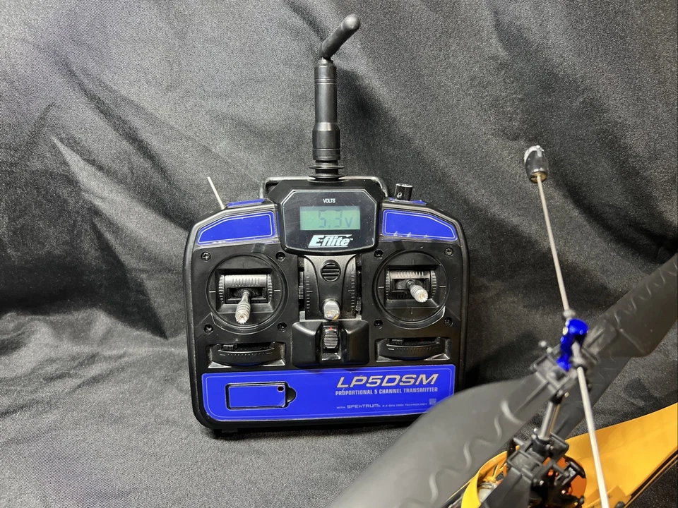 E-FLITE LP5DSM Proportional 5 Channel 2.4 GHZ SPEKTRUM Helecopter Shell Damaged - Image 2 of 4