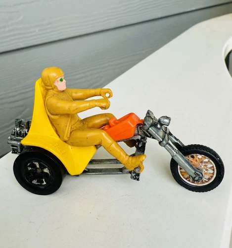 Hot Wheels Rrrumblers 1972 3 Squealer Trike Yellow & Orange Motorcycle w Rider