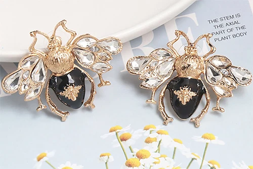 Шикарные серьги с золотой пчелой с черной эмалью и кристаллами - Изображение 4 из 4
