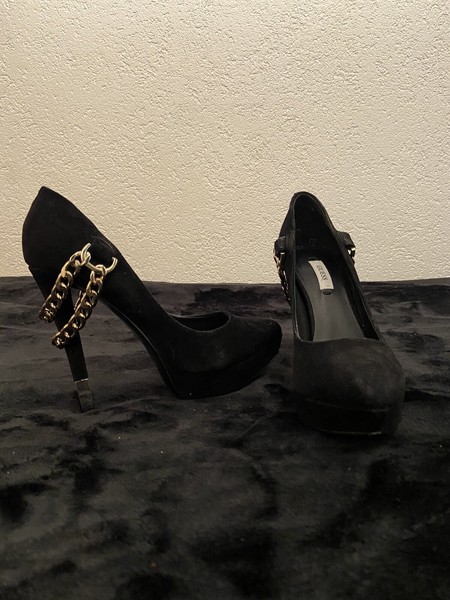 GUESS High Heels mit Goldkette