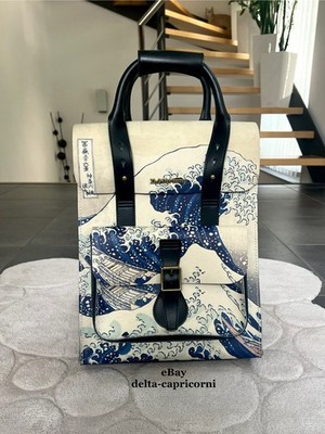 DR. MARTENS x THE MET Katsushika Hokusai The Great Wave Rucksack limitiert