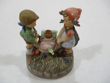 GOEBEL BERTA HUMMEL SPECIAL DELIVERY MUSICAL FIGURINE-BH 10 VERY GOOD