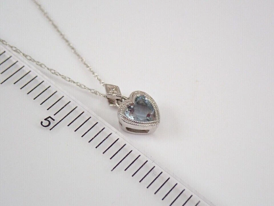 Collar colgante de aguamarina simulada con corazón de 2 quilates para mujer enchapado en oro amarillo de 14 quilates Foto 4 de 4