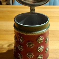Steingut Bierkrug mit Zinndeckel bordeaux/rot-gr&uuml;n Noppenmuster Relief, Bier