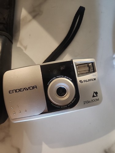 FUJIFILM ENDEAVOR 210ix ZOOM POINT & SHOOT CAMERA With Case - Picture 2 of 13