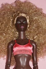 Still Poppin Keeki Adaeze Muñeca Básica Vestida Integridad Juguetes Meteoro Moda