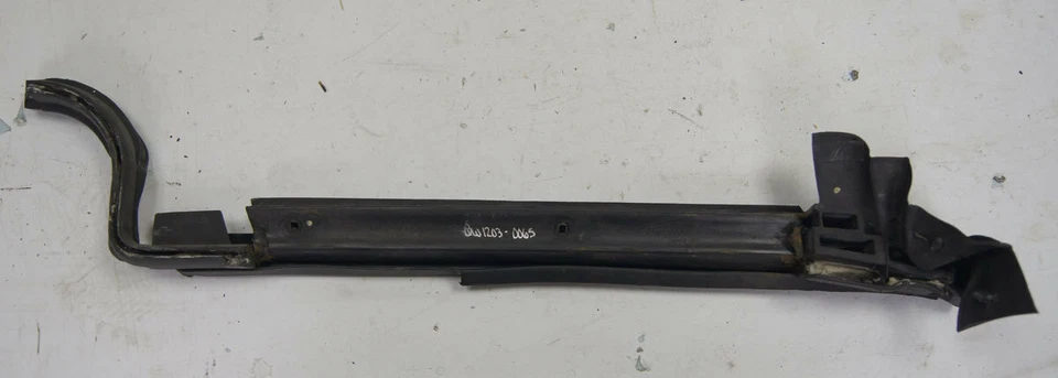 Правая верхняя уплотнительная полоска 2004-2009 Cadillac XLR б/у 10310090 15246655 15224687 - Изображение 4 из 4