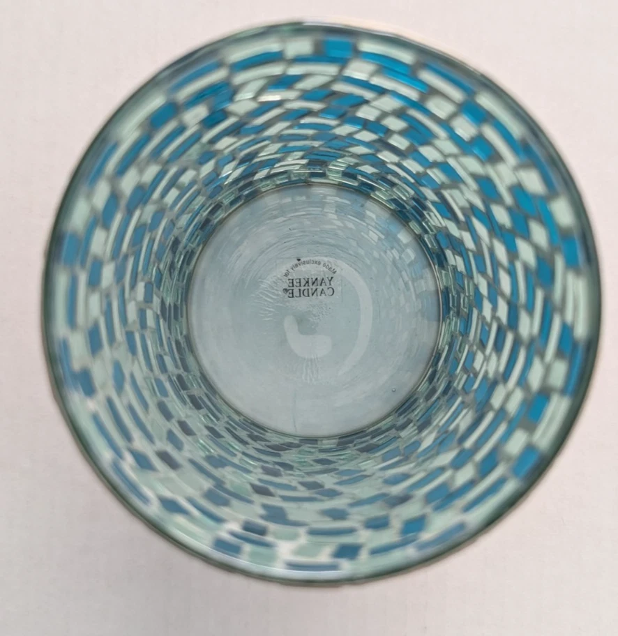 Portavelas Yankee soporte de mosaico; verde azulado y transparente; 6 pulgadas de alto por 3 1/2 pulgadas de ancho Foto 3 de 3