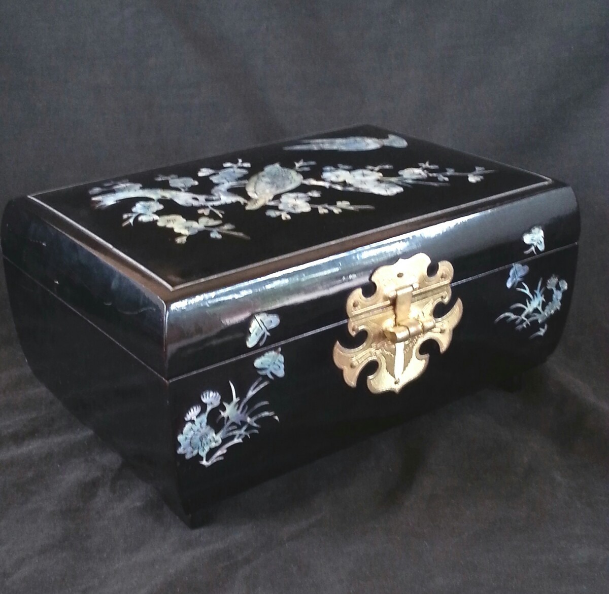 Vintage japanese lacquer with Mother of Pearl inlay jewelry music
