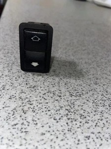 BMW 5 Touring E39 Schalter für Fensterheber hinten links 8368974 2.00 33755379