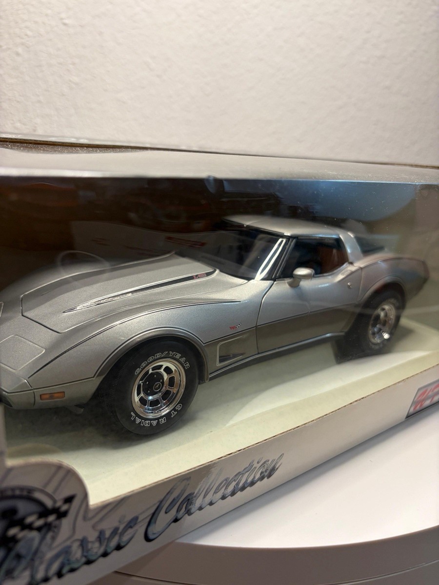 ミニカー UT CHEVROLET CORVETTE 1/18 UT Models 1:18 1978 Chevrolet Corvette Silver Anniversary Diecast