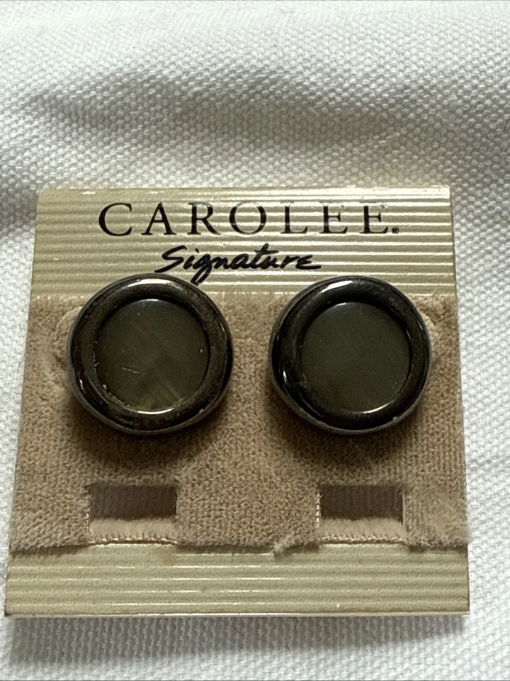 Aretes Carolee Signature con cabujones tipo concha y borde de metal plateado Foto 3 de 4