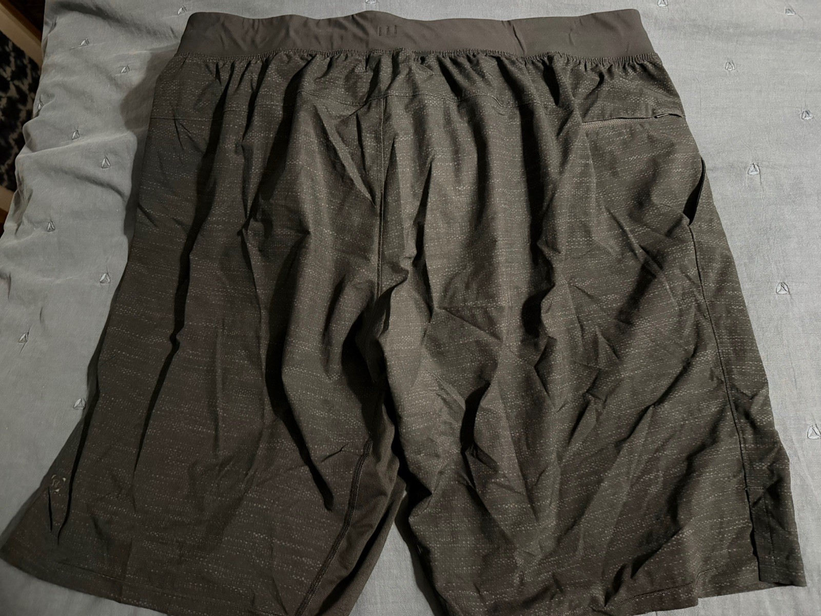 Lululemon T.H.E. Linerless 9” Shorts Men’s Size XXL Black Gray pattern