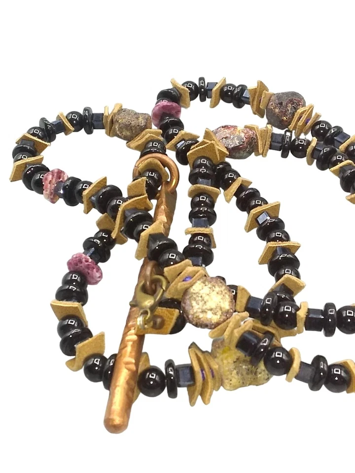 Collar EN VIVO con Colgante de Cobre, Cuentas de Ónix Negro, Piedras Preciosas Crudas y Rebanadas Foto 3 de 4