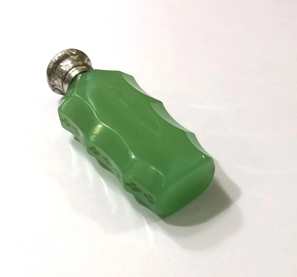 ancien flacon à sel en ouraline / opaline verte à décor doré XIXème 8 cm Fiole - Photo 3/4