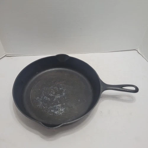 Griswold Cast Iron Skillet #9 710B Large Slant Logo w/Heat Ring Pour Spouts