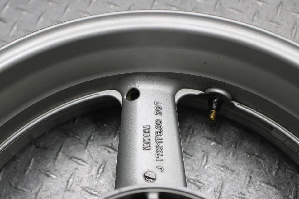Llanta trasera Yamaha YZF R1 1999 plateada J17Xmt6,00 Foto 4 de 4