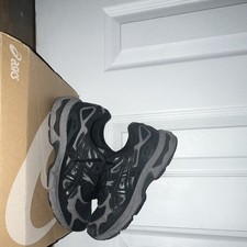 ASICS Black Gray Sneakers Youth Size 5  5 Pre-Owned Pre-Owned with Box