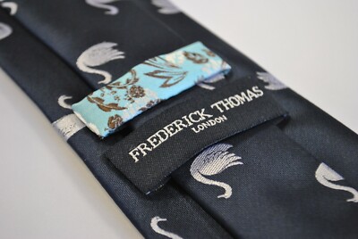 Cravate Homme Frederick Thomas - Bleu Marine Brodé Rouge - Neuve Avec étiquettes Fabriquée UK