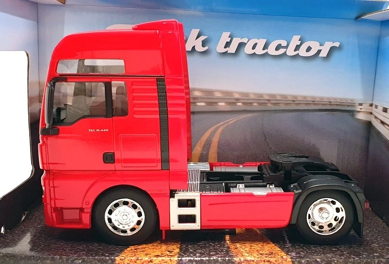 Welly 1/32 Scale Model Car 32650S-W - MAN TGX - Red - Image 3 of 4