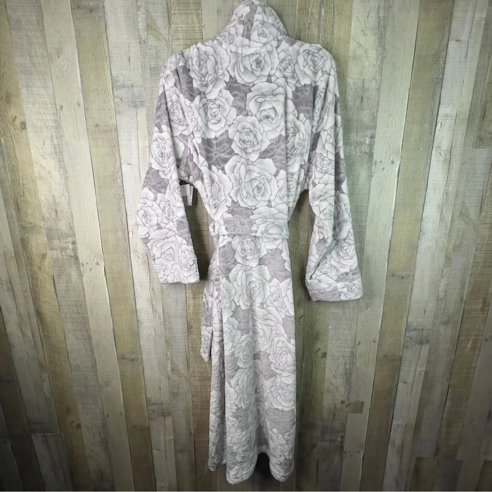 Bata de felpa de gran tamaño con estampado floral en relieve gris/blanco Liz Claiborne con bolsillos Foto 2 de 4