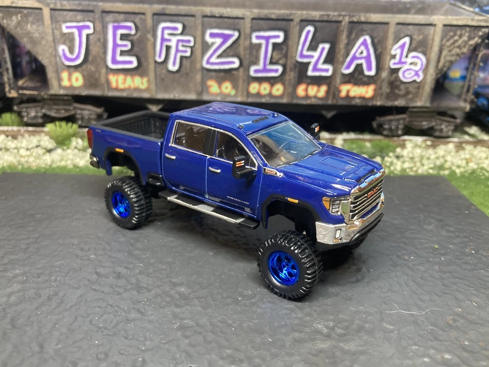 Camión GMC Sierra 2500 HD 2022 elevado 4x4 1/64 diecast personalizado Duramax Greenlight Foto 2 de 4