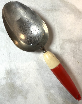 Vintage 1/4 cup ANDROCK Red & White Handle Flour/Sugar Scoop - Kitchen Utensil