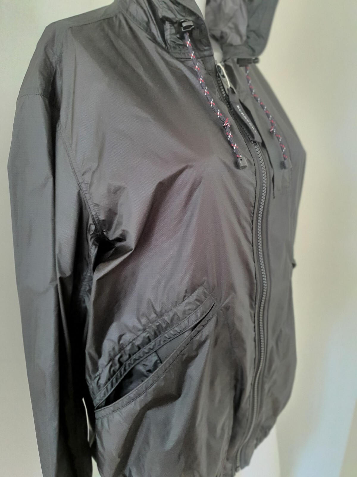 BNWT - BURBERRY Unisex black waterproof ultra lightweight jacket image 3