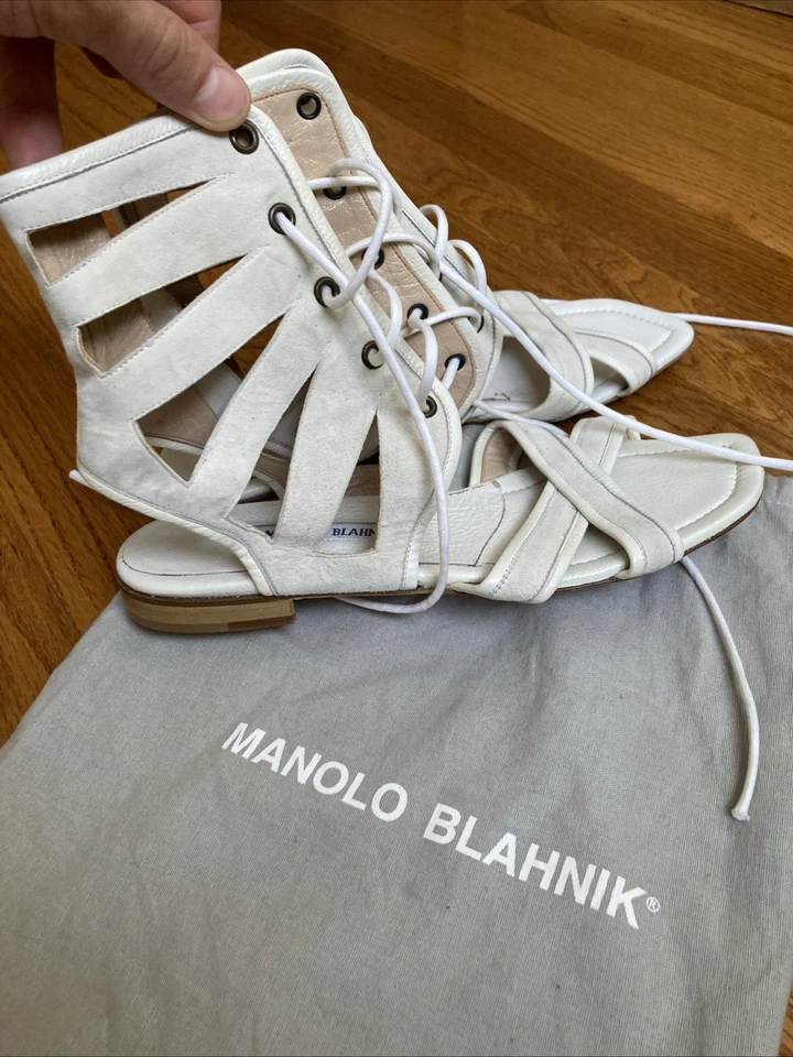 MANOLO BLAHNIK -Sandálias gladiador femininas de couro branco e camurça com alças - Tamanho 39 - Imagem 2 de 4