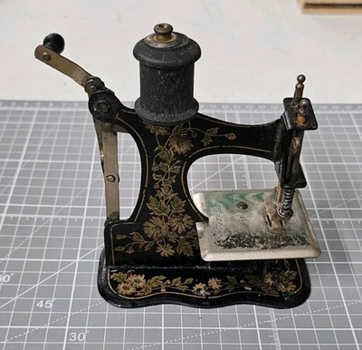 F W Müller Germany, No.1 Miniatur Nähmaschine Spielzeug. Anfang 1900 (S/N. 708665)
