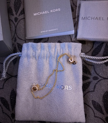 Michael Kors Halskette mit Anhänger goldfarben Metall in Geschenkbox & Beutel