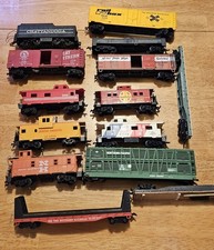 HO Scale Model Train Lot   33 Cars  Locomotives   Union Pacific, NP, SP   As Is