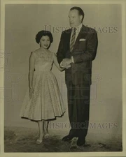 1958 Press Photo Bob Hope with Sumiko Yosayama at "45 Club" club in Okinawa