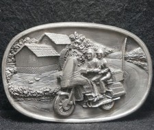 XC17167 GREAT VINTAGE 1984  TWO PEOPLE RIDING MOTORCYCLE  ARTWORK BELT BUCKLE
