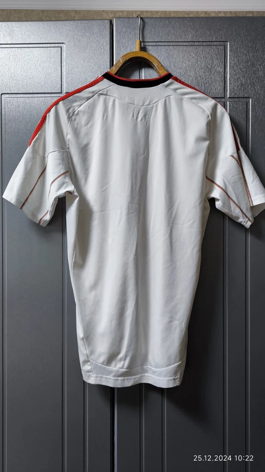 LIVERPOOL 2010/2011 AWAY FOOTBALL SHIRT ADIDAS JERSEY SIZE S(M) - Image 3 of 4