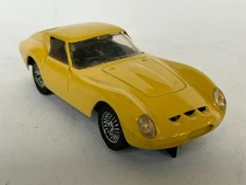 Strombecker Ferrari 250 GTO Coupe (Yellow) 1/32 scale slot car RTR