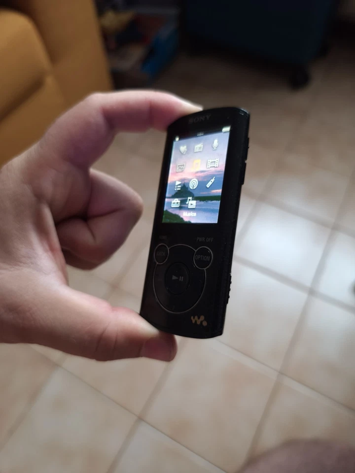 SONY WALKMAN DIGITAL MEDIA PLAYER NWZ-E463 Lettore Mp3 RADIO NERO - Immagine 3 di 4