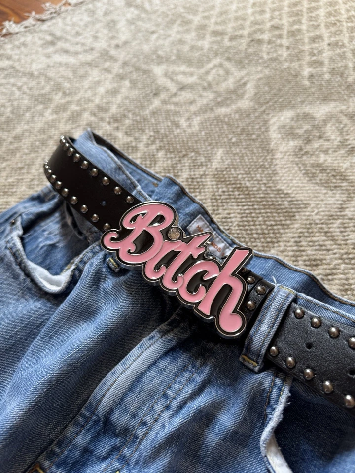 Y2K Bitch с заклепками черный розовый пояс - панк-рок эмо гранж фигурист унисекс, новый - Изображение 2 из 4
