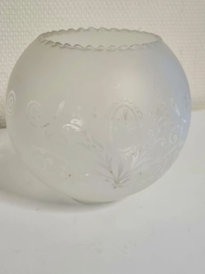 GLOBE,BOULE EN VERRE DÉPOLI POUR LAMPE À PÉTROLE GRAVÉ DÉCOR FLORAL  - Photo 2/4