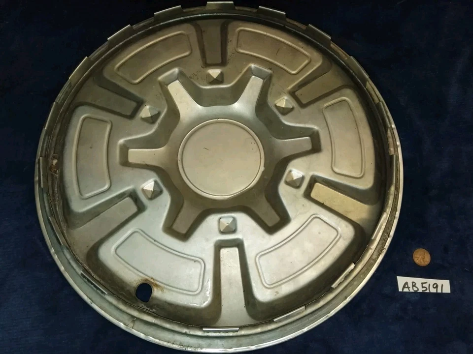 One 1976 1977 1978 Chevrolet C-10 C10 pickup 15" hubcap Suburban Foto 3 de 4