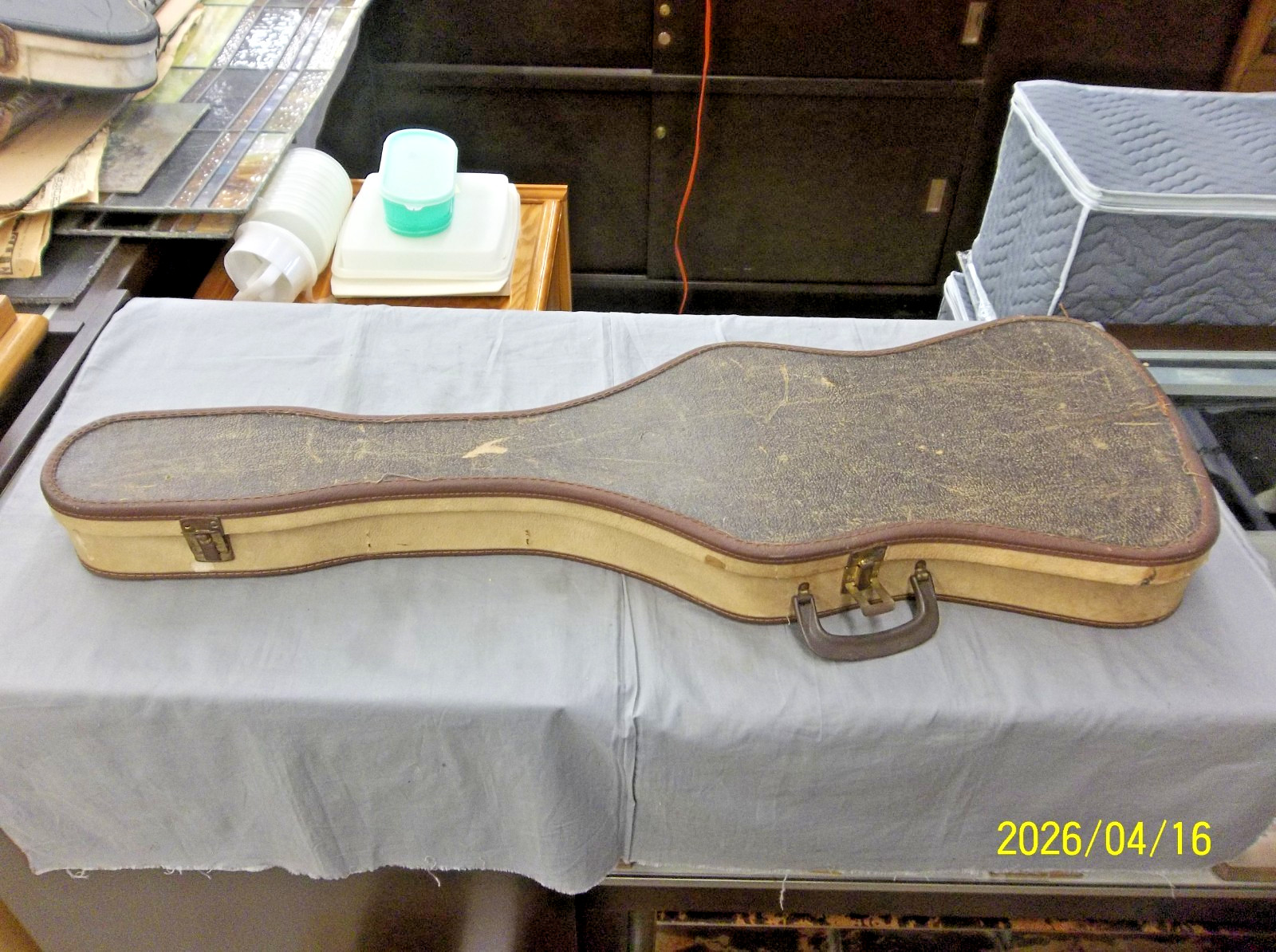 NO NAME Kay? Harmony? Danelectro? Vintage electric guitar case tan & brown