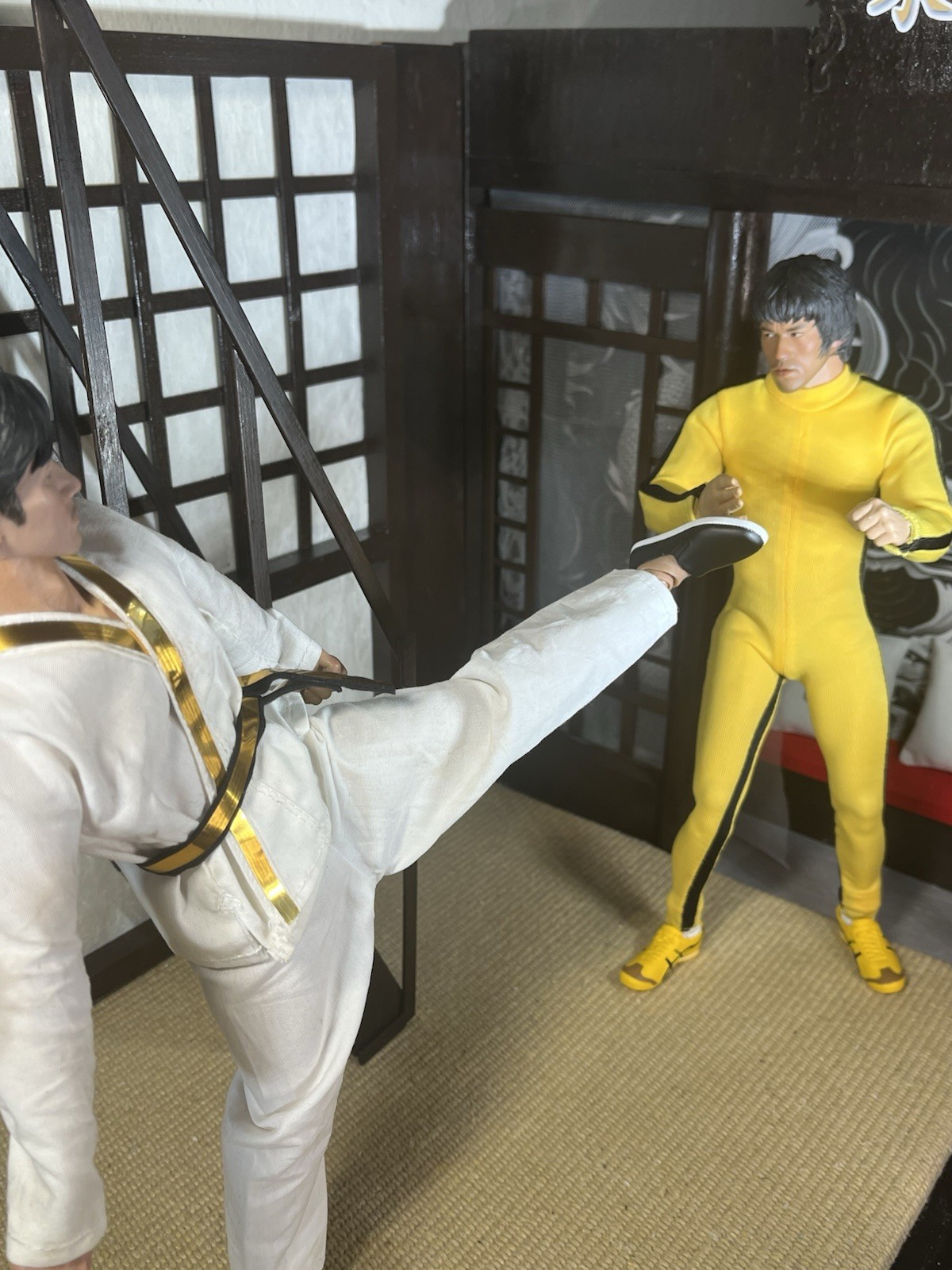 BRUCE LEE GAME OF DEATH 1:6 ACTION FIGURE & HAKKIDO MAN-2 FIGURES + WEAPONS. thumbnail 21