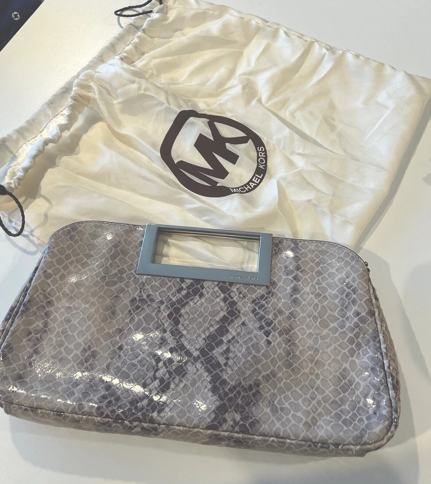 Bolso sin asas grande Michael Kors Berkeley gris perla piel de serpiente en relieve detalles plateados Foto 2 de 4