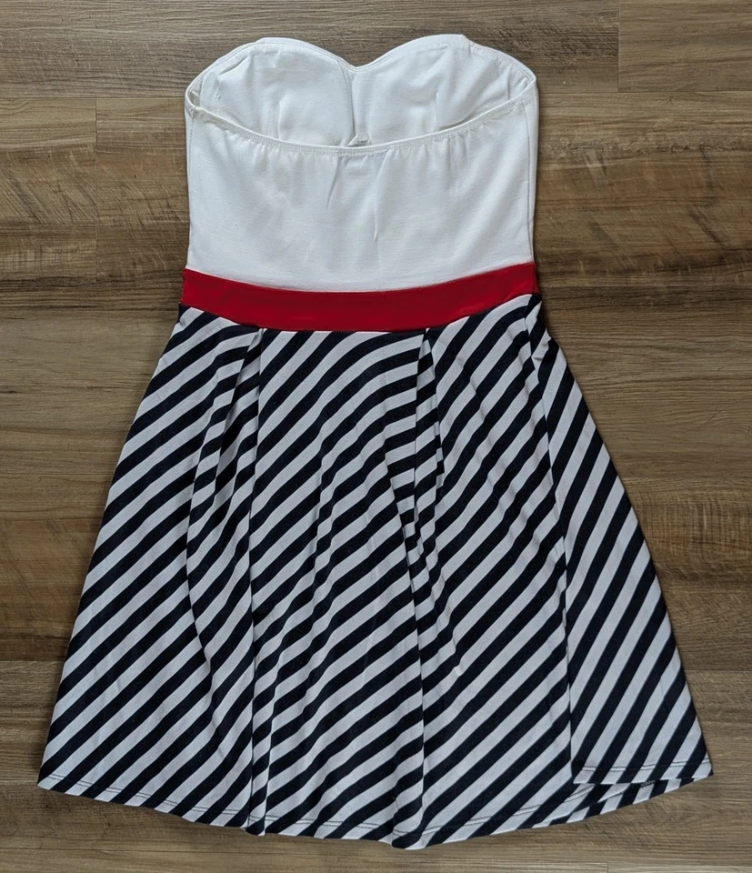 Mini Vestido BODY CENTRAL Sin Tirantes Sweetheart M Rayas Náuticas Rojo Blanco Negro  Foto 3 de 4